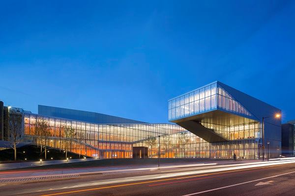 Expansive glazing makes the activities within the building visible to passersby, particularly in the evening.