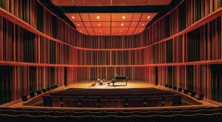 At Macalester College, Minneapolis-based 

HGA Architects and Engineers collaborated with acoustician David Kahn to renovate a 

350-seat concert hall 

that can be tuned for 

each performance.