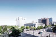 This view from the southeast shows the 1905 Frank E. Moss U.S. Courthouse in front of Phifer’s new building. When determining the color for the aluminum louvers that sheath the new structure, the design team looked to the tone of the historic building for inspiration.