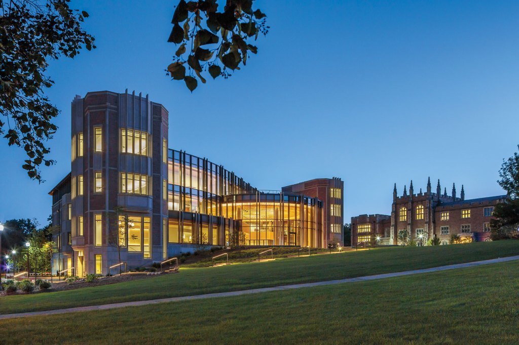 Hillman Hall, the new home of the George Warren Brown School of Social Work at Washington University in St. Louis, overlooks a pedestrian thoroughfare and is designed in the university’s Collegiate Gothic–style vernacular.