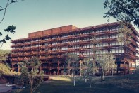 The Deere & Company Administrative Center in Moline embodies the idea that Modernism doesn’t have to be sparse and plain. The exposed, self-rusting steel exterior was meant to evoke the color of brownstone.