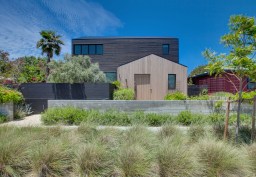 The two-tone design breaks up the massing of the residence. A vegetable garden is featured
predominantly at the front of the house, reflecting the clients desire for a healthy, simplistic lifestyle.