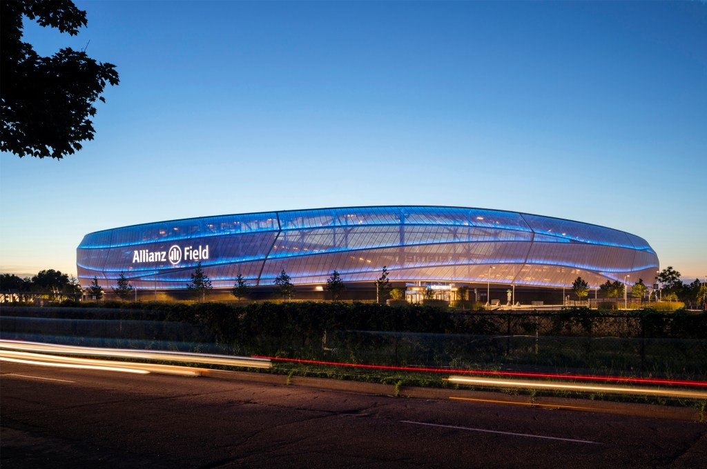 The lighting controls enable a variety of static and dynamic effects. Lights on each structural tube can operate independently of the others.