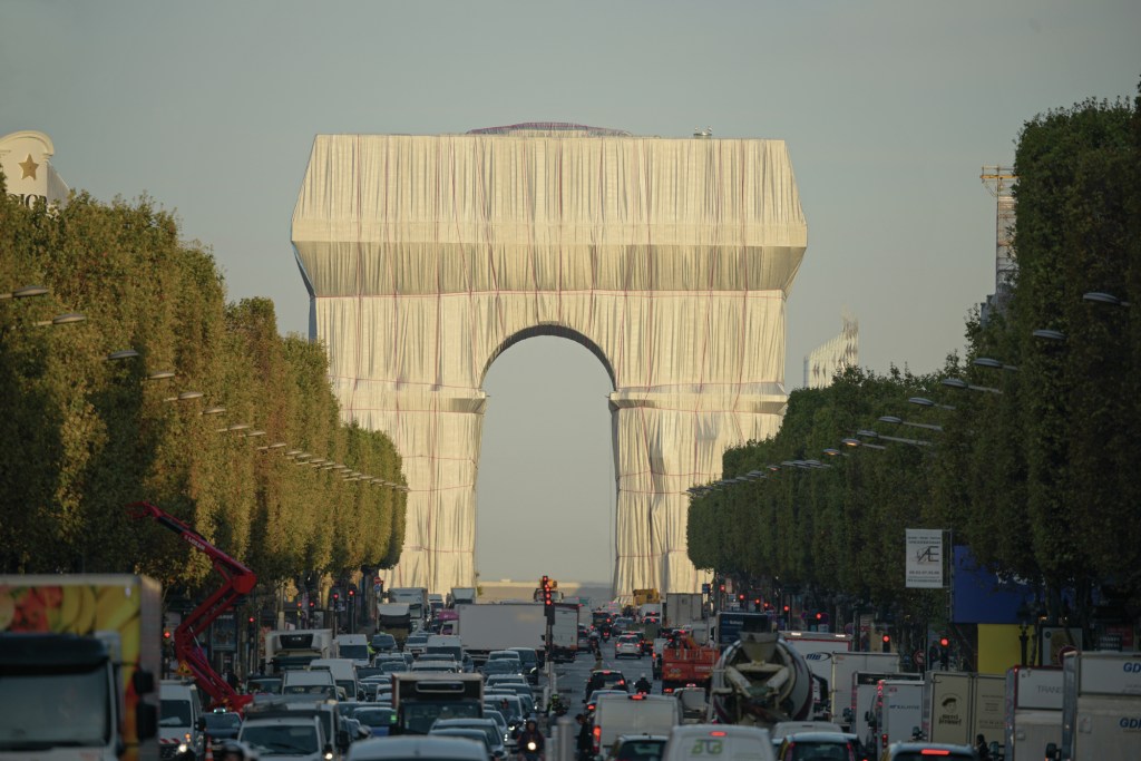 L'Arc de Triomphe, Wrapped in Paris, by Christo and Jeanne-Claude (1961-2021)