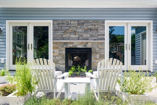 Double-sided fireplace for indoor/outdoor use