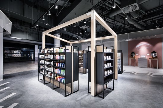 product and highlights staging in the pop up space 