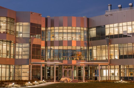 The building’s two wings are joined at each of its four floors by an alluring glazed hallway – referred to as 'The Knuckle' – that encircles the newly formed science enclave outside. 
