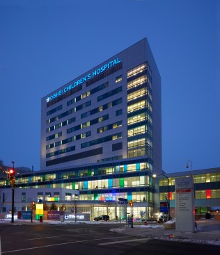 The John R. Oishei Children’s Hospital in Buffalo is the only freestanding pediatric hospital in New York State and one of 43 nationwide. The 410,000 SF, 185-bed facility integrates into the Kaleida Health and Buffalo Niagara Medical Campus, as well as the University of Buffalo’s new medical school, merging healthcare, research, and education. 