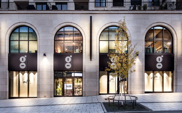 entrance: color concept shines brightly to the outside 