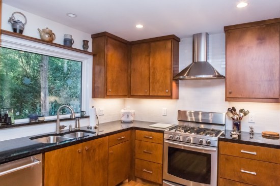 The remodeled kitchen now enjoys up-to-date functionality.