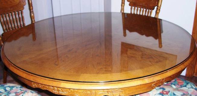 Only the Dining Table with shining glass Top