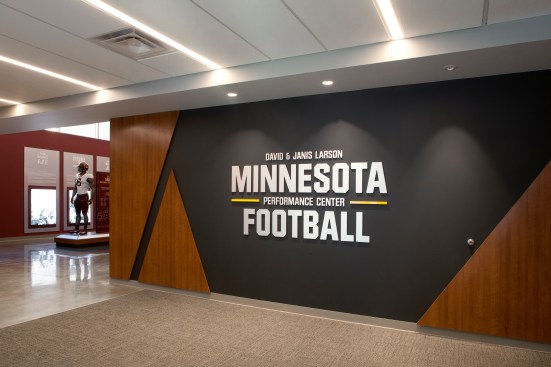 The state-of-the-art David and Janis Larson Minnesota Football Performance Center includes a
locker room, sports medicine, staff offices and a 16,000-square-foot weight room. The sleek
finishes and exciting graphics invigorate the space.