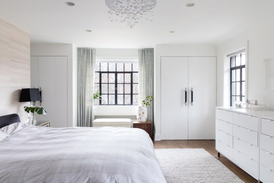 Masterbedroom retreat: silk wallcovering