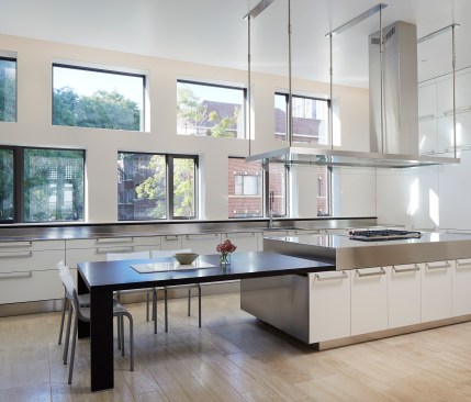 The restrained approach to the interior design continues in the kitchen, with its stainless steel and white painted metal kitchen cabinets and counters.