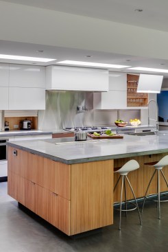 To keep a clean and simple environment, the cabinetry have a bi-fold lift door for easy access and concealment of glassware, while the appliance garages hides the most-used appliances at work-top level . 