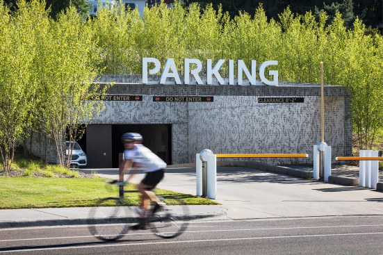 The concrete parking entrance was part of the 2005 addition, but it stood out starkly against the undeveloped landscape. Blaisse and Crepon’s design includes trees and plantings that vary in height, scale, and color to create a more integrated environment. Copses of trees were used to create what Blaisse calls “vegetal galleries” on site to host programs and events.