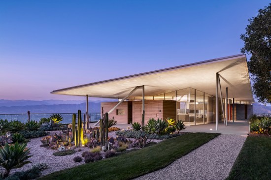 California House, designed by Peter Gluck for his son Will, is an "updated take on the Arts & Architecture Case Study Houses," according to Gluck+.