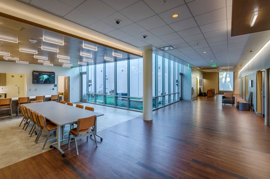 A variety of communal spaces with direct views and daylight, offer families and patients warm and comfortable places to wait, meet, or socialize.