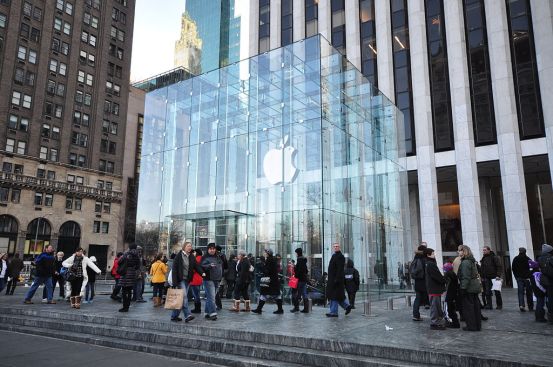Apple Fifth Avenue, or the glass cube Apple store in New York