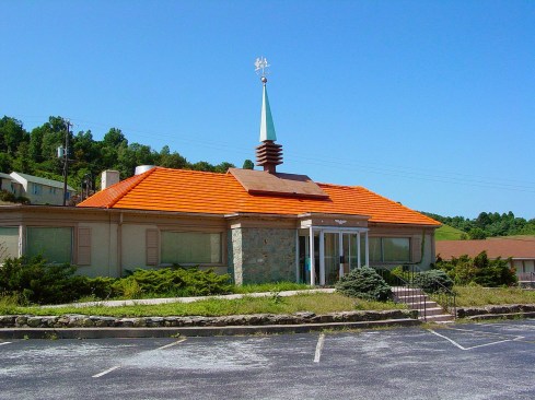 A shuttered Howard Johnson's restaurant near Waynesboro, Va., in 2003.