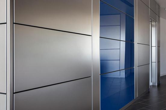 LEVELe Wall System with Minimal panels; Stainless Steel, Seastone finish; ViviChrome Chromis glass with custom color interlayer, Standard finish at Kossen Equipment, Inc., Jackson, Mississippi
