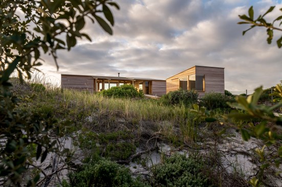 The siting of the volumes have been carefully placed within the site, taking into account the existing
contours