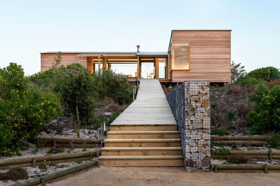 The house’s ‘greeting moment’, the elevated walkway spine
