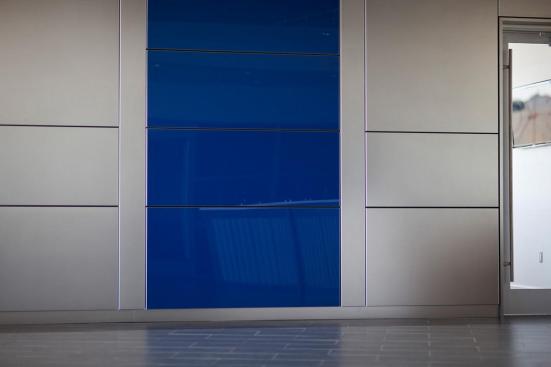 LEVELe Wall System with Minimal panels; Stainless Steel, Seastone finish; ViviChrome Chromis glass with custom color interlayer, Standard finish at Kossen Equipment, Inc., Jackson, Mississippi