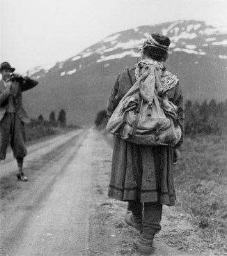 In 1941, Hans Stephan and another young German architect, Edgar Luther (left), traveled to northern Norway by car. They stopped to talk to two Sámi women walking on the road near the village of Kvesmenes in the Lyngen Fjord. Stephan asked the younger one her name, which she refused to say.