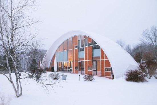 Located in the Catskill Mountains in Roxbury, N.Y., the Shell House—now a private retreat and the site of the Shell House Arts artist residency program—is a remodeling of a 1996 structure by architect Seymour Rutkin with consultation from the Monolithic Dome Institute. For the project, DAAM worked with the structure’s unique oblate ellipsoid geometry and created an open kitchen scheme that mirrors the dome’s curving forms through sinuous island counter units and tile patterns.
