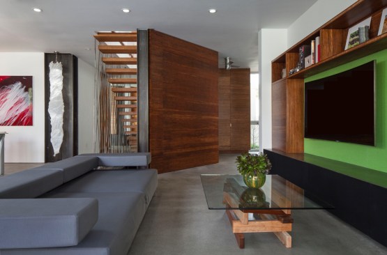 The Dawnsknoll home in Santa Monica was built using mnmMOD panels.