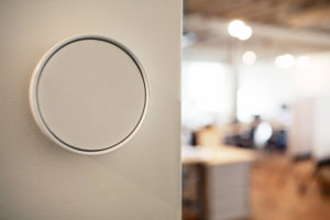 Birdi is a smart smoke detector and home air monitoring system that can detect smoke and carbon monoxide while also monitoring air quality and alerts home owners via a mobile app. Once triggered, Birdi will set off lights, sirens and even send an alert via text to everyone that lives there, whether they’re home or not.