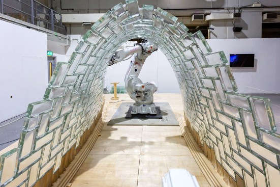 The construction of the Glass Vault allows architects and engineers to imagine a new range of possibilities that merge robotic capabilities and human ingenuity, according to the project team.