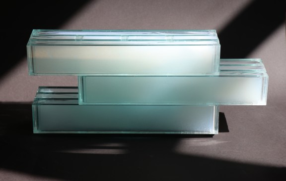 Thermal insulating, load-bearing glass bricks