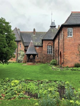 Unable to find furniture to his taste in the shops of the time, Morris again commissioned his friend Philip Webb to design dressers, settles, tables and other pieces of furniture, all in a pared-back, Gothic style that complemented the romantic nature of the house.