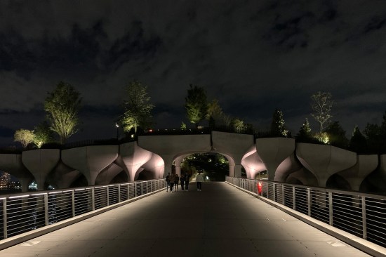 Two luminous footbridges link the esplanade to the island.