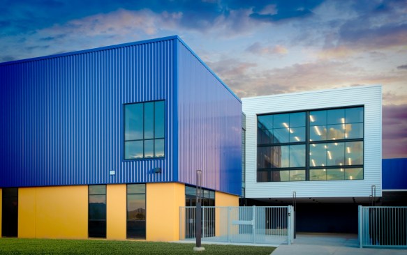 The John S. McCain III Elementary School uses bold colors to define the different areas of the school. Photo: brianadamsphoto.com