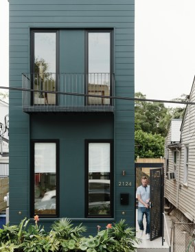 For their own 1,600-square-foot residence, dubbed NOMA Modern, the Farouki family faced stringent site constraints. Constructed on an 18-foot-wide infill lot, the two-story residence is 12 feet wide at the entrance and 91/2 feet wide in the back.