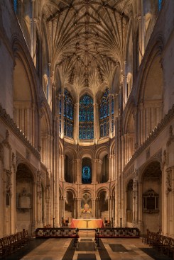 In the Presbytery, light expresses the soaring volumes in a sensitive manner.