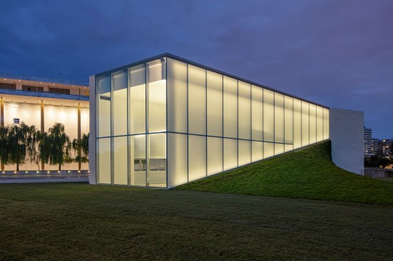 On the south face of the Welcome Pavilion, a curving sedum plane carries the lawn up the side of the building, requiring that the plant material be able to grow at a nearly 90-degree vertical.