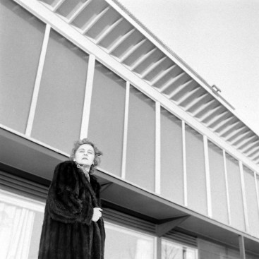 Mária Telkes in front of the Dover Sun House, Feb. 1949