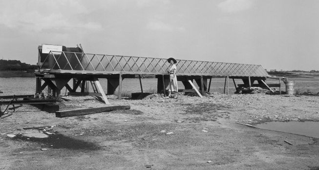 Telkes and her solar still apparatus, Jan. 1952