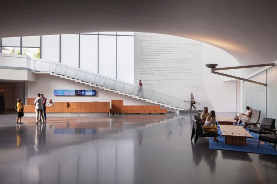  The Welcome Pavilion’s double-height main lobby is filled with natural light that diffuses through translucent glass panes above and bounces off the terrazzo floor.