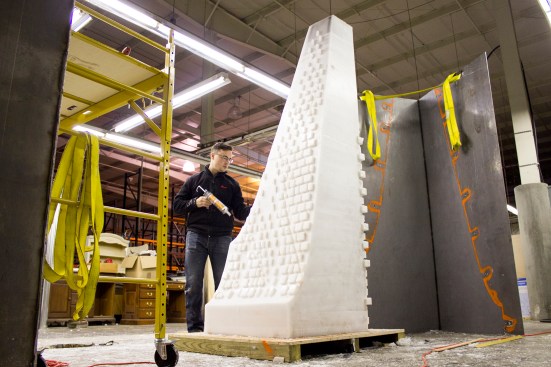 The freestanding lost-wax inverse column mold