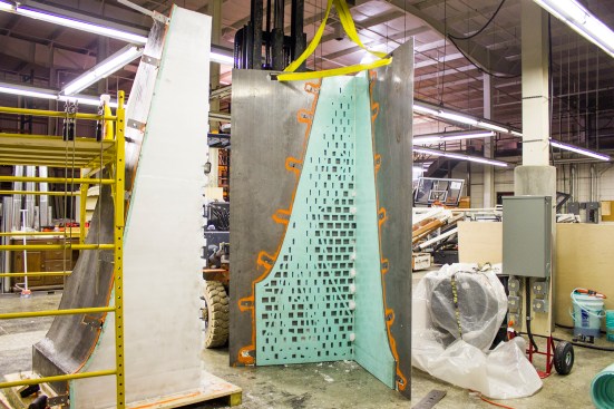 Outer and inner steel forms support waterjet cut silicon inlays (green) against which lost-wax inverse columns (white) were cast