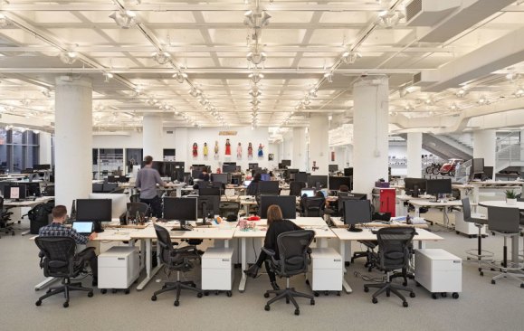 Tillotson Design Associates bundled more than 10,000 lamps into groups of four individual sockets to create an industrial style fixture at R/GA's headquarters, in New York.