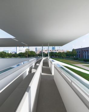 The 7-foot-wide channel at the top of the berm walls affords dramatic views of the skylight and Rice’s campus. The pew-like seating in the upper viewing area has the feel of balcony seating in a theater. And even though the upper deck stands at just 9 feet above grade, the view from about 14 feet above grade is theatrical for the superflat Houston landscape.