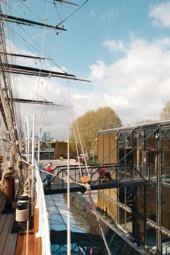 A new access tower, clad in glazing from Vitrine Systems and Tecu Brass from KME, helps control the flow of visitors. 