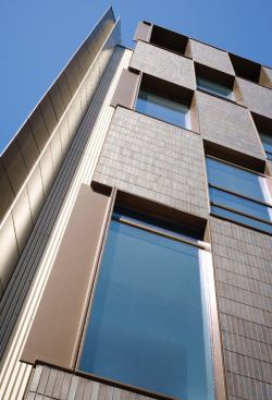 The shortened height and the texture of the east Dorchester Avenue façade respond to the old residential neighborhood in South Boston. On this side, the window and façade treatment create a more delicate scale.