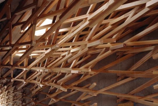 The store’s design does have precedence: The woven-wood technique—which Kengo Kuma’s firm has explored, more orthogonally, with its Chidori modular furniture and at the Prostho Museum Research center in Kasugai-shi, Aichi, Japan—is based on a traditional Japanese toy.